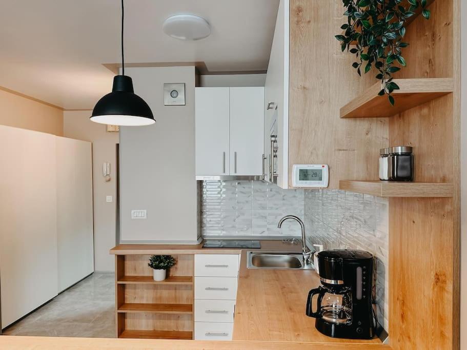 Agoll Victoria - Self Checkin Apartment Resita Ngoại thất bức ảnh